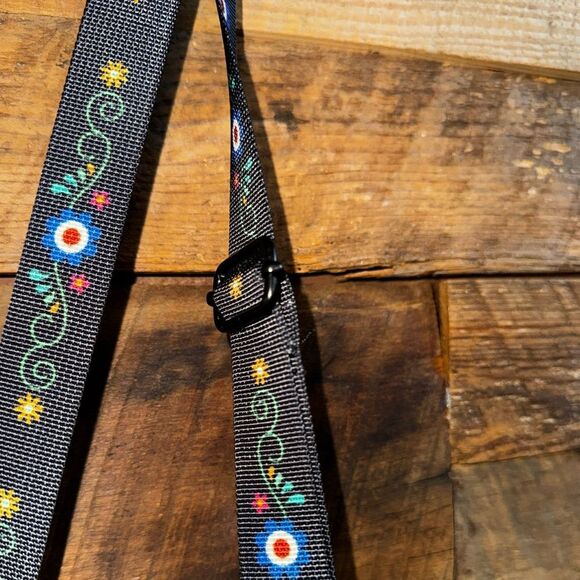 🌸 Bordado Embroidered Crossbody Bag + Tumbler Belt | Multi-Way Festival Ready 🌸 - Picture 9 of 12